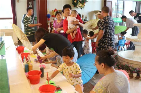 亲子diy活动第一轮是油纸伞彩绘:现场小朋友非常开心,与父母一起绘画