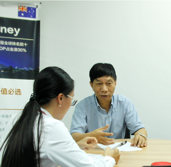重庆市国土资源房屋评估和经纪协会会长程培昌在接受记者问答