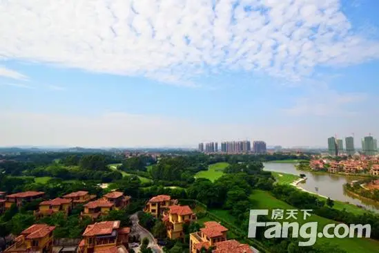 作为国家aaaa级旅游景区,嘉和城拥有万年矿脉温泉谷,有18洞国际标准