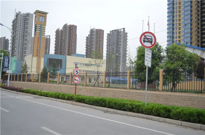 社区内规划有6所学校,其中陕师大御锦城学校和新加坡艾毅幼儿园已经