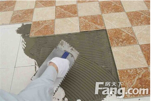 装修后地砖表面留下灰色的脏迹,用湿布反复擦