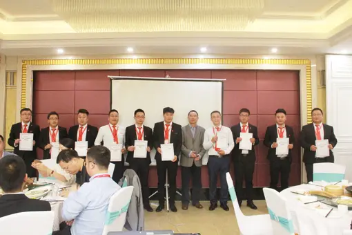 MVP新晋成员与莫总合影