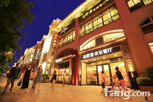 东盟商务区华府盛天地自开业以来,以地中海特色建筑立面,出色的业态