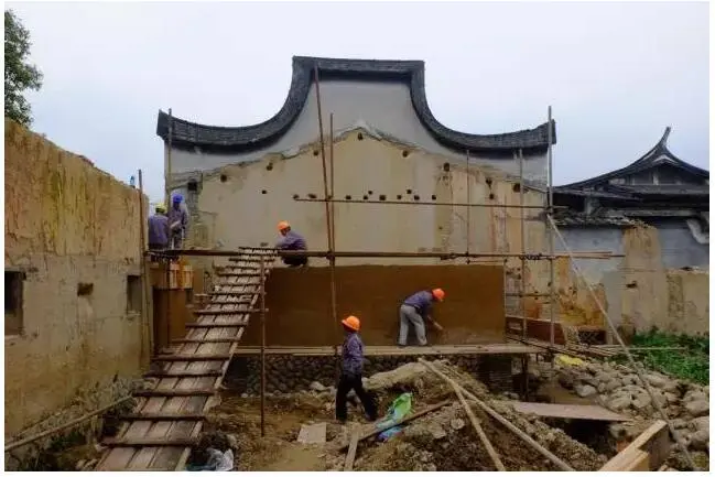 实验性夯土墙正在搭建中