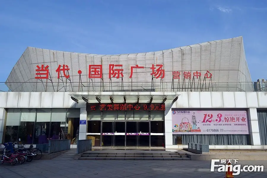 三栋楼座的底部均为4层的裙楼,与当代国际广场购物中心相通,共同形成