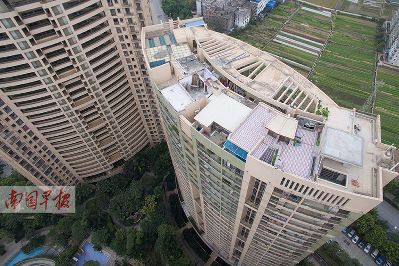 南宁一小区楼顶公共天台遭私人圈占 建起私家花园