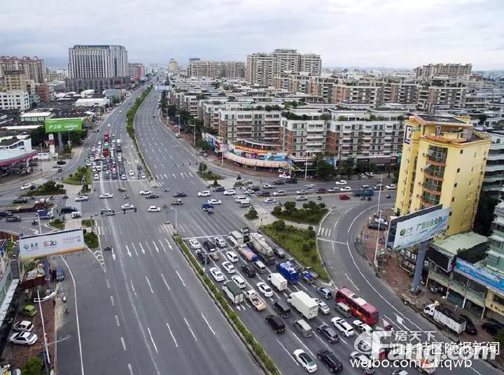 凤东路初步定位是以城市主干道结合一级公路技术标准建设,路基宽度58