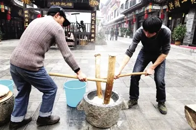 拿礼物,喝油茶,打糍粑,剪纸diy,来精通伊顿国际过三月三!
