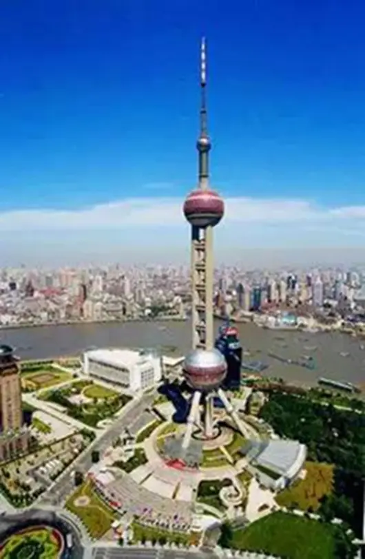 上海 东方明珠广播电视塔,坐落在中国上海浦东新区陆家嘴,毗邻黄浦江