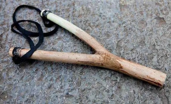 弹弓:折一根树枝,绑上橡皮筋,简单的操作串起无限乐趣