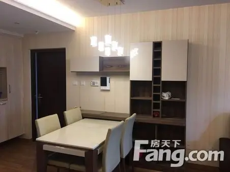 万科城:一楼送37平花园,开发商精装修。
