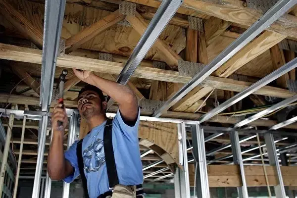 美房建筑工短缺房市继续火!2055年亚洲移民或