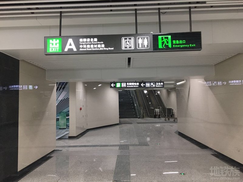 这是成都地铁7号线神仙树站厅两张图(特色站点). 网友:神仙树?树呢?