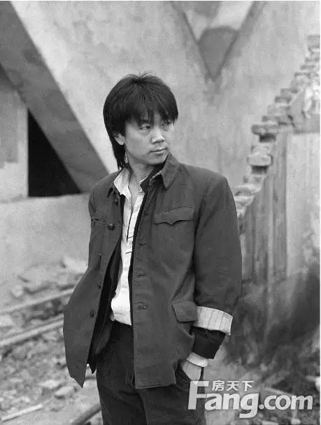 肖全摄影作品,摄于北京,1993 那个清晨,窦唯在家 的胡同转悠, 太阳