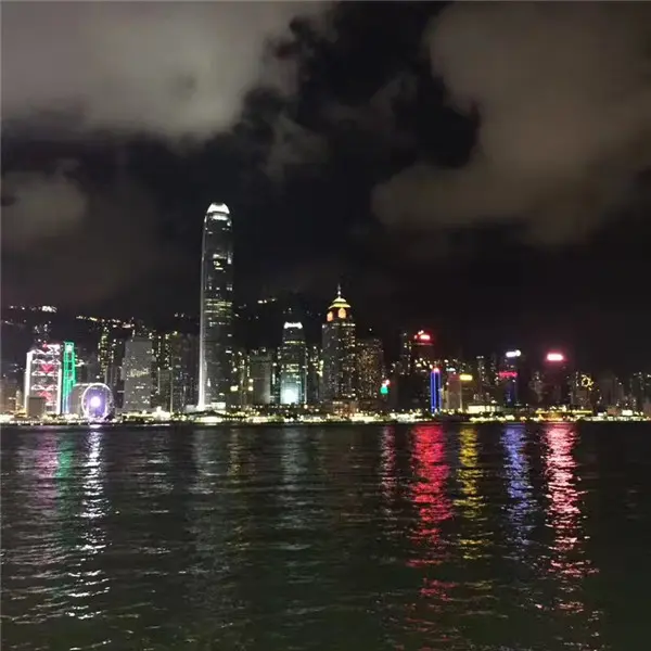夜幕降临,家长和孩子们一同游览著名的维多利亚海港夜景,在海风的吹拂