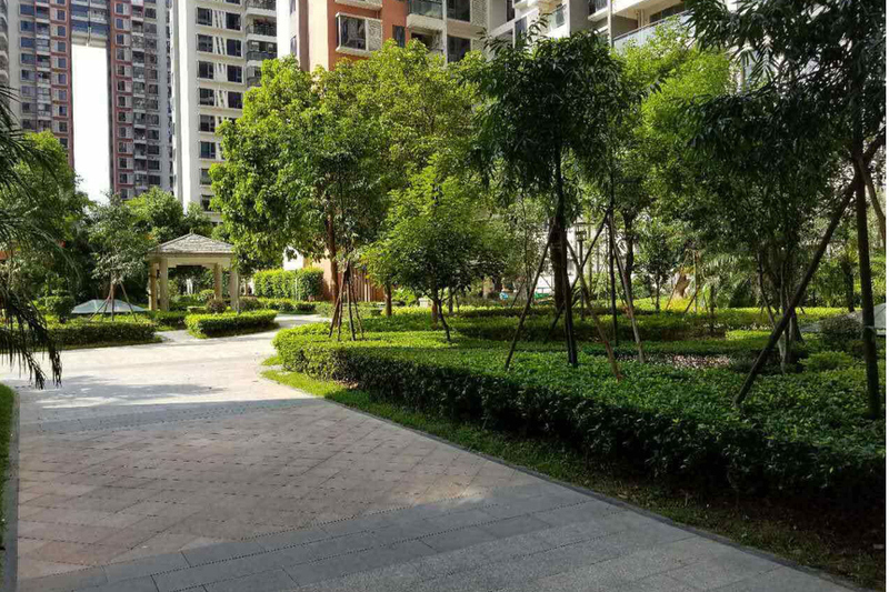 深圳龙华有个二手房小区比较漂亮，就是鹏华香域花园！