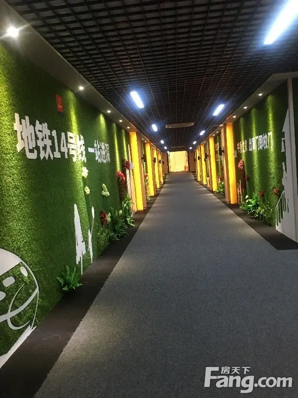 更有走进它的冲动,走进楼盘大门,映入眼帘的是精致而诗意的看房通道