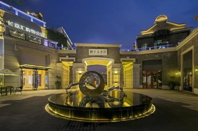 弹子石老街之所以获得如此高的关注度,是因为长嘉汇是近年来重庆少有