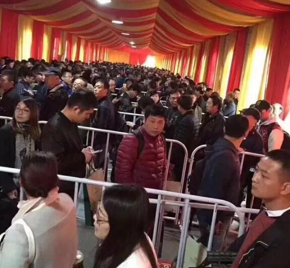 限价政策致一二手房价格严重倒挂 南京近万人排队抢房