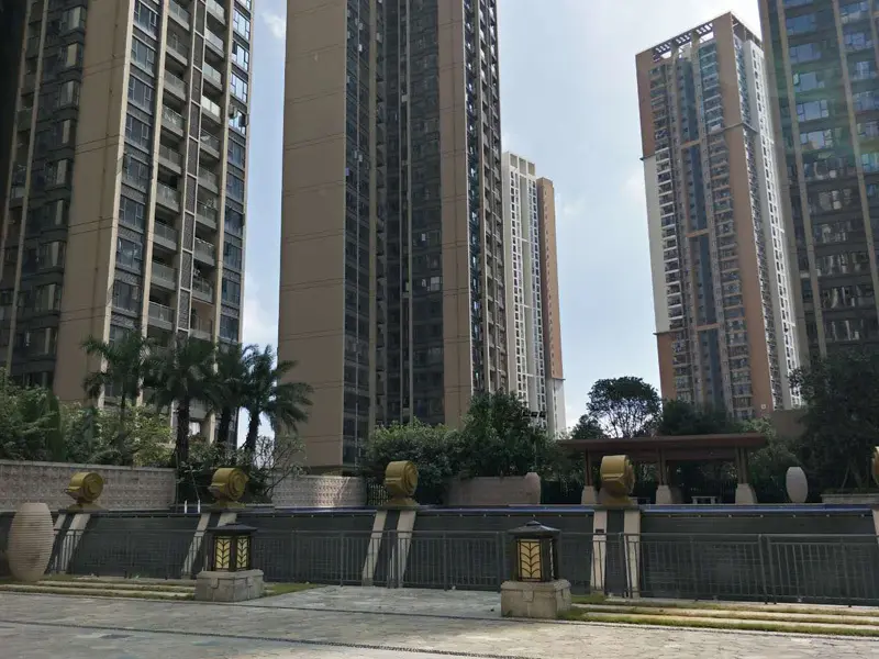 布吉曝光一个鸿荣源尚峰，12栋近2000套规模楼价是五字头！