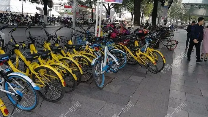 桂林街头共享单车乱停放乱象突出 城管想出这招望大家配合 桂林街头共享单车乱停放乱象突出 城管想出这招望大家配合