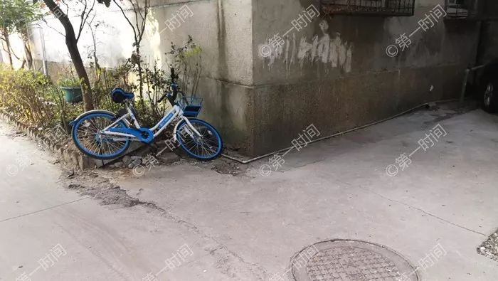 桂林街头共享单车乱停放乱象突出 城管想出这招望大家配合 