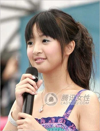 林依晨:蓬松马尾 刘海向来走乖乖女路线的林依晨,蓬松的马尾配刘海