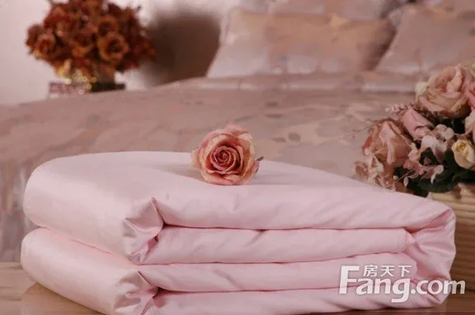 羽绒被好还是蚕丝被好,羽绒被和蚕丝被的优点