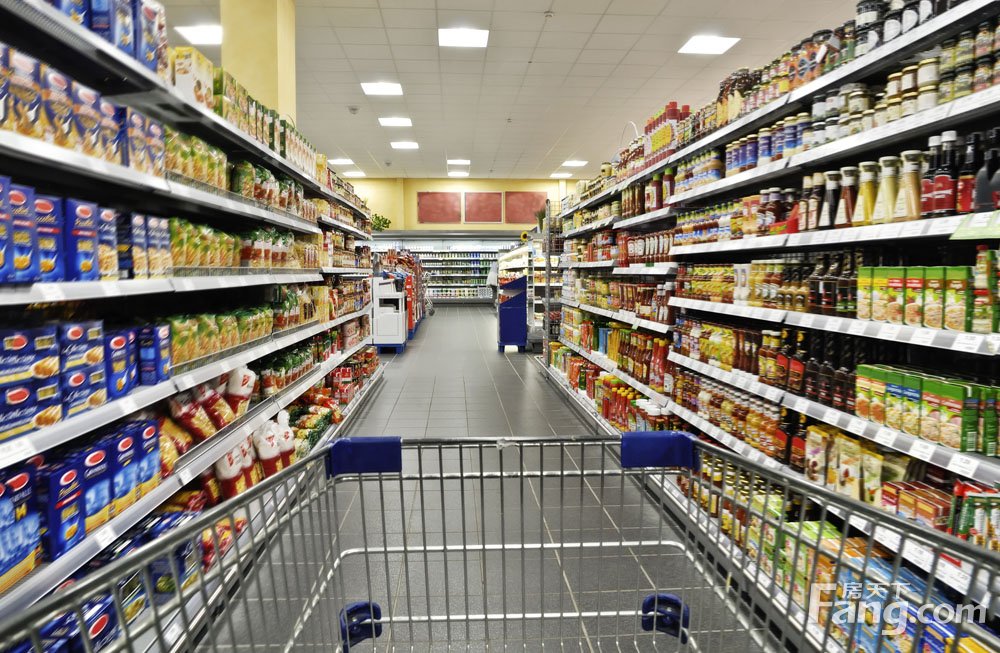 现在人们购物习惯去大超市去选购所需的物品,而超市作为万千物品