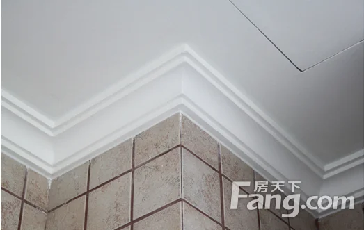 石膏阴角线是室内装修中的一个常用的装修名词,是用来装到墙面与