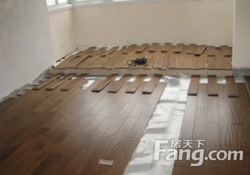         地面不平怎么铺地板?