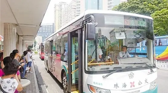 珠海公交站雨棚砸死人引关注 其他的候车亭安