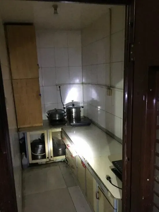 北京某高档小区防空洞改群租房 至少400人居住