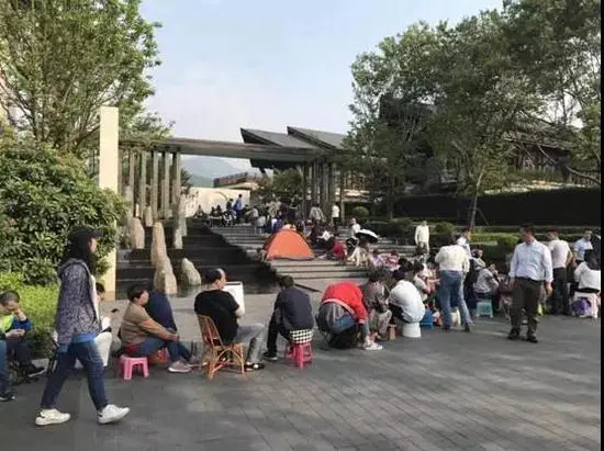 杭州最低价楼盘登记首日:帐篷、睡袋登场……