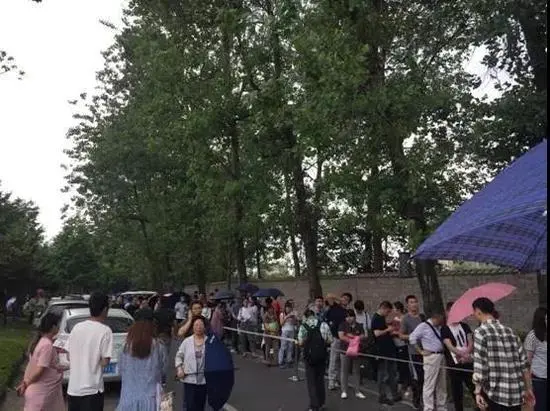 杭州最低价楼盘登记首日:帐篷、睡袋登场……