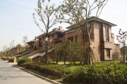 第一批包括占地约11万方,建筑面积15万方,绿地呈长条形,推出v绿地别墅湿地别墅大庆基地图片