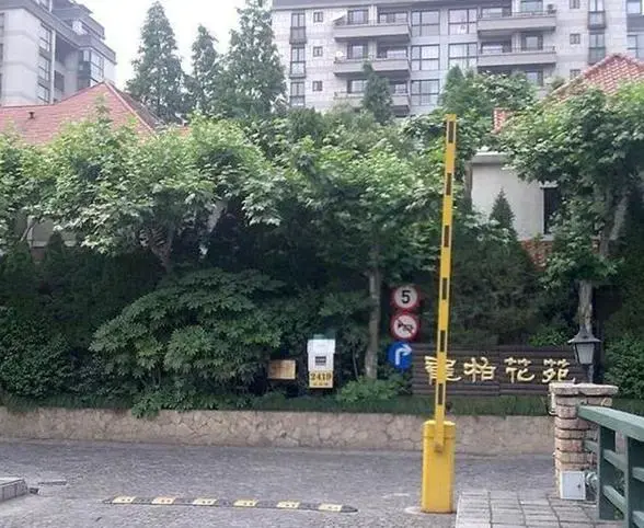 龙柏花苑别墅小区租房,五室二厅,精装带墙暖三层独栋