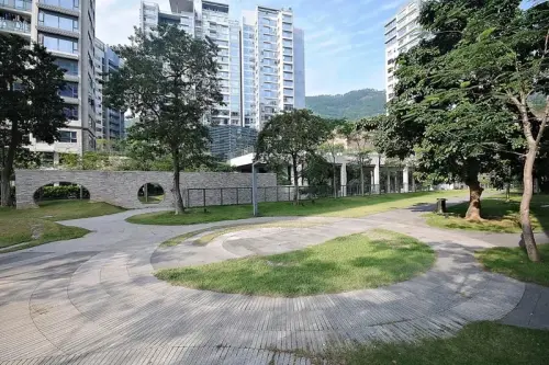 十五峯花园在售少量240平 均价40000元/平