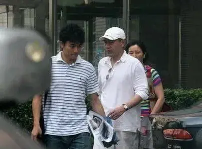 陈宝国儿子陈月末帅气 明星子女家居照盘点(图)