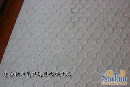 马可波罗瓷砖的logo这块瓷砖上有4处,分别位于瓷砖的4角.