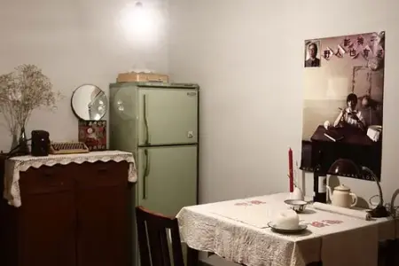 90年代复古风格,棕色的木家具,米黄色的布艺,以及那种印有图案的铁