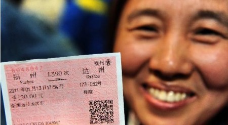 1月13日,在福建石狮务工的达县白节镇李静在福州火车站展示回家的车票
