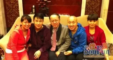 左起沈春阳,小沈阳,刘辉(本山传媒副总裁),王小利,李琳合影