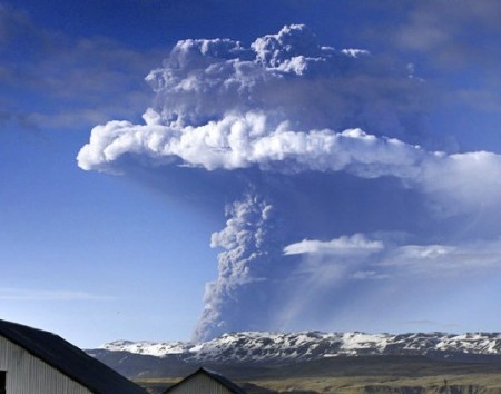 冰岛火山喷发美如科幻片 中国不安全城市排行