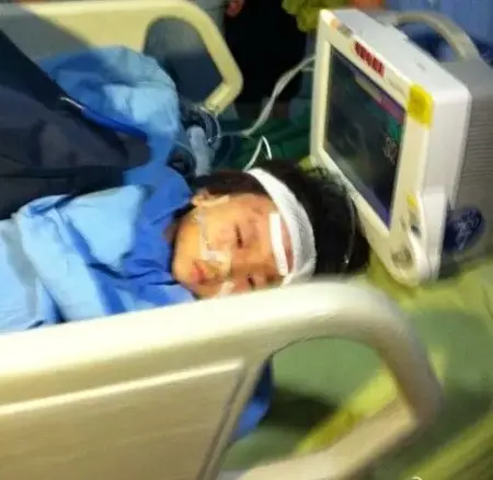 甬温动车事故最后获救的小女孩项炜伊(图