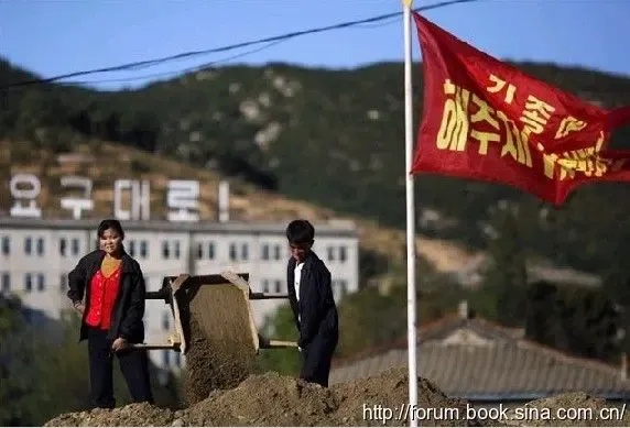 <em>朝鲜90后美女</em>接受采访 看真正的朝鲜人民生活