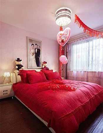 卧室的色调为传统大红色.