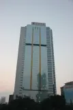 深圳新闻大厦位于福田红岭路与深南中路交界处,靠近荔枝公园,大剧院