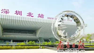 深圳北站东广场的不锈钢环造型雕塑.周游 摄