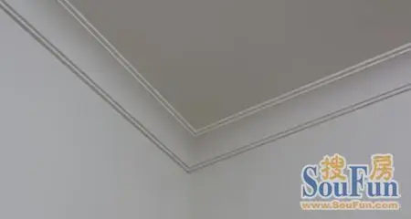 客厅棚顶用石膏线代替了天花吊板,让小户型的视野更为开阔,这样在